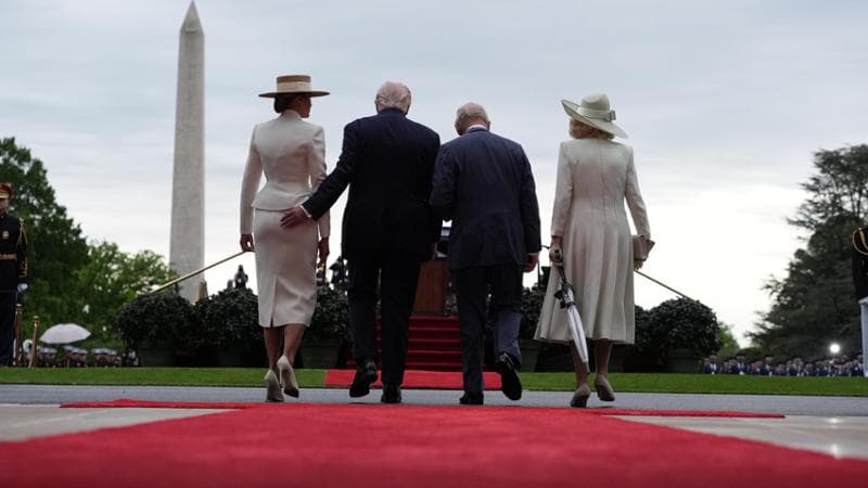 Melania e Camilla, distinte ma con un abbigliamento simile: entrambe in bianco per celebrare la rinnovata coesione. 2