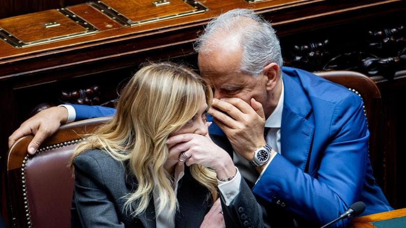 Meloni in aula, Piantedosi sussurra. Delmastro e Santanchè si astengono dal Parlamento. 2