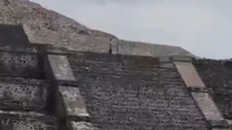 Messico, una turista canadese perde la vita dopo essere stata colpita da un proiettile mentre si arrampicava su una piramide a Teotihuacán. 2