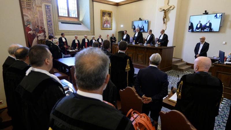 Processo in Vaticano, i legali di Becciu sollevano obiezioni riguardo alla mancata presentazione degli atti d'indagine. 2