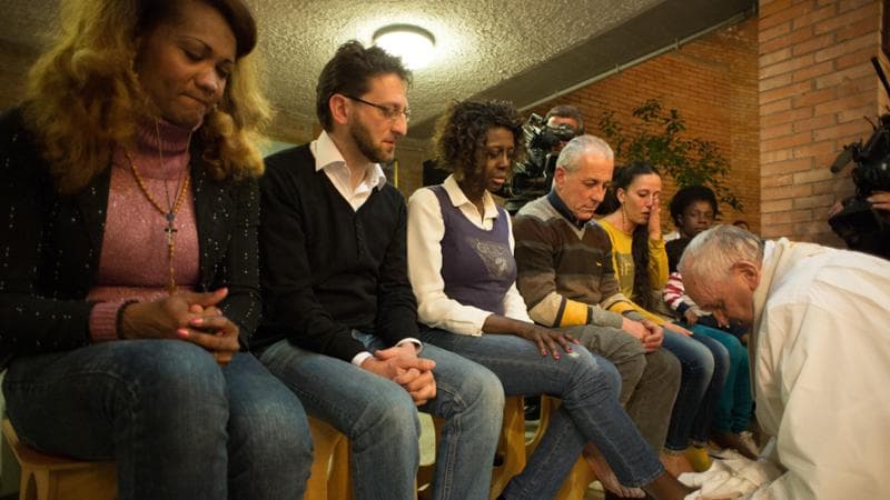 Quando Papa Francesco ha lavato i piedi a Isabel 2