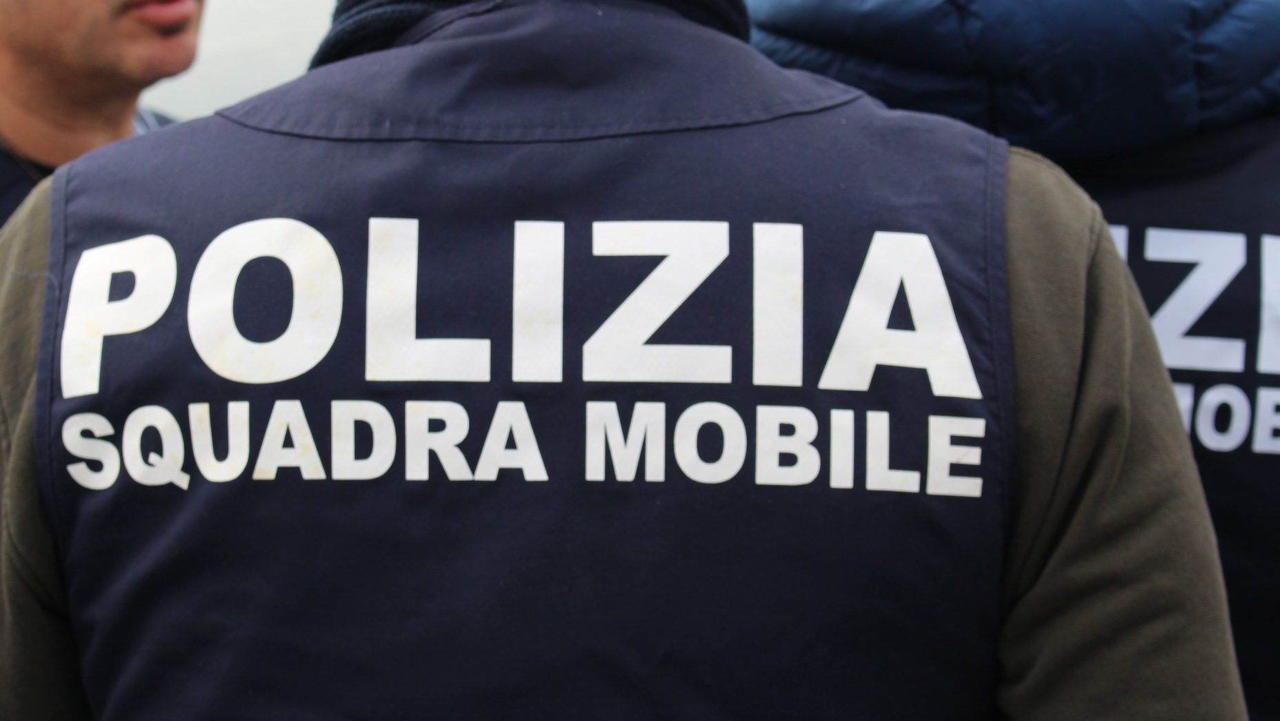 Quattro persone in detenzione, una agli arresti domiciliari. Confermati gli arresti del gruppo che colpiva i supermercati. 1