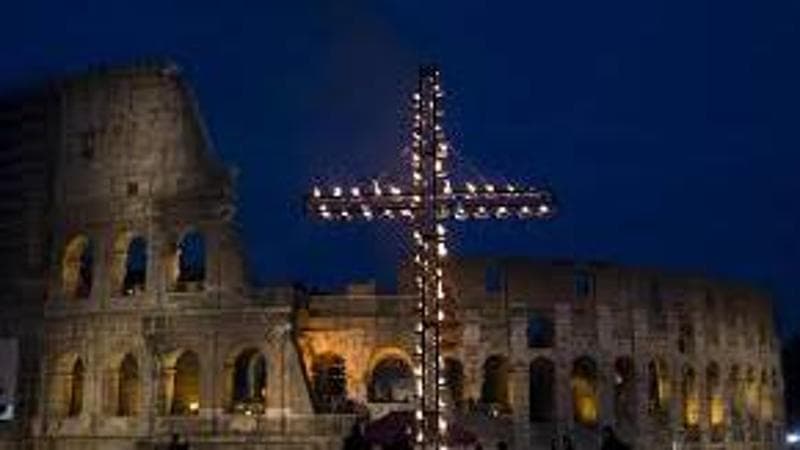 Questa sera si svolgerà la Via Crucis di Papa Leone al Colosseo, con un focus sulla Terra Santa e su San Francesco. 2