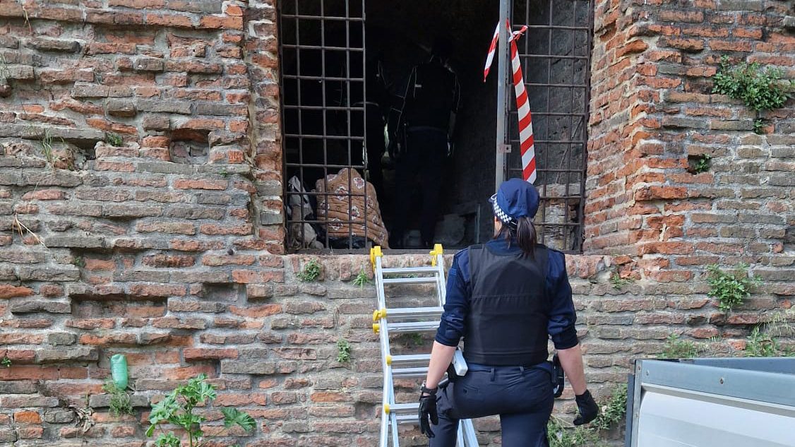 Rifugio scoperto all'interno delle Mura e rimosso dalla Polizia Locale 1