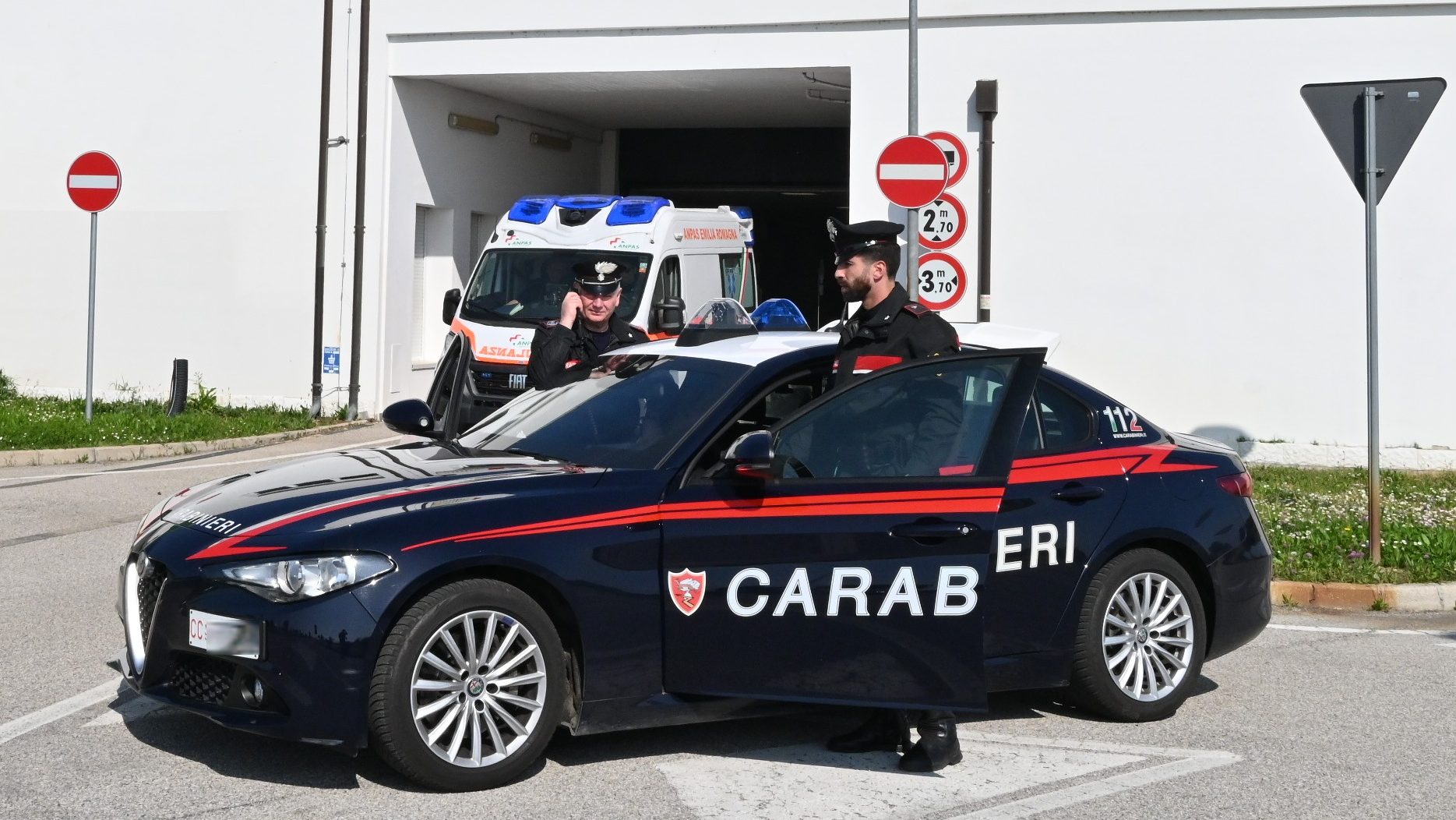Salta da una corsia all'altra in autostrada e colpisce con pugni l'auto dei carabinieri. Successivamente danneggia il pronto soccorso. 1