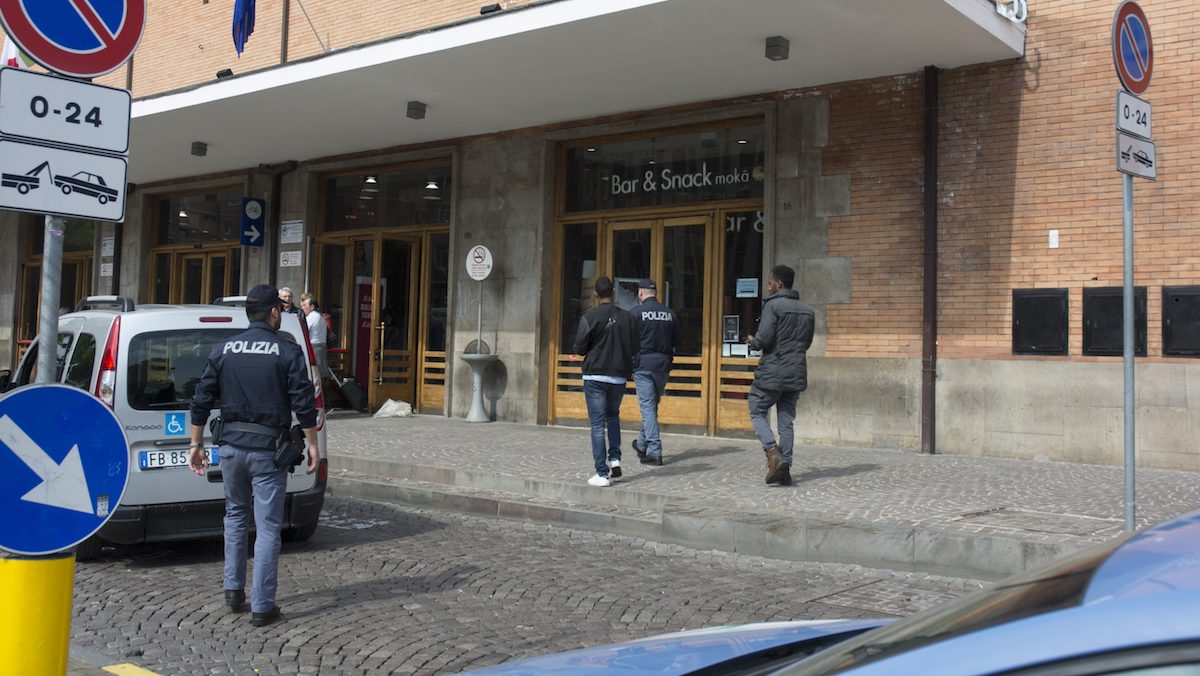 Segnalato in caserma per infrazione del divieto di ritorno dopo un alterco con aggressione. 1