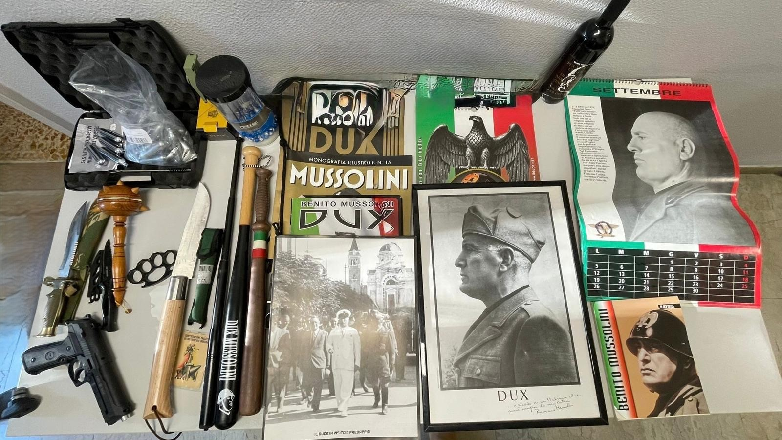 Sequestro di materiale nazista, armi e un chilo di sostanze stupefacenti in un'abitazione: arrestato un uomo a Ferrara. 1