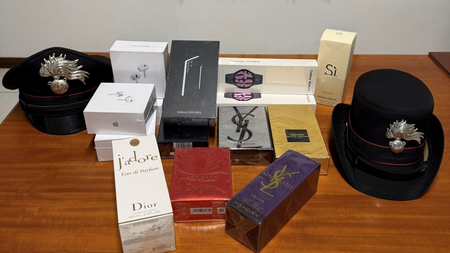 Un 22enne di Ferrara denunciato per aver proposto auricolari rubati a un carabiniere in abiti civili. 1