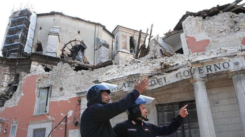 Un raggio di luce e le spille del Fiore della memoria: L'Aquila commemora le vittime del sisma. 2