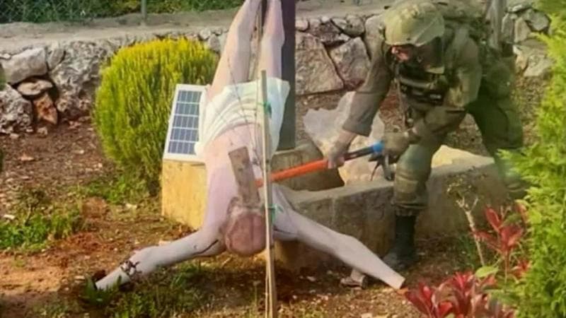 Un soldato dell'IDF danneggia una statua di Gesù in Libano. 2