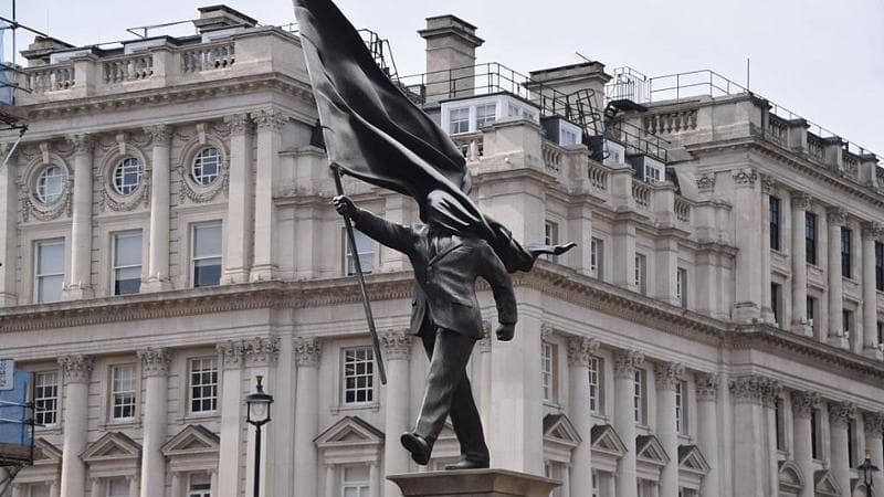 Una scultura di Banksy appare nel cuore di Londra, a breve distanza da quella di re Edoardo VII. 2