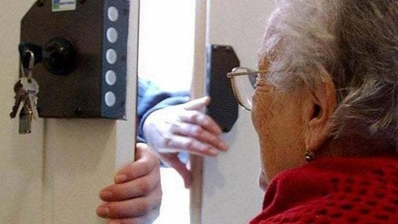 Un'anziana valuta di investire 200mila euro, ma l'app "Lino il maialino salva soldino" non è disponibile. 3