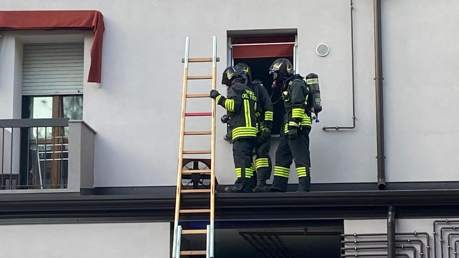 Uomo esce di casa dimenticando la pentola sul fornello. Intervengono i vigili del fuoco. 1