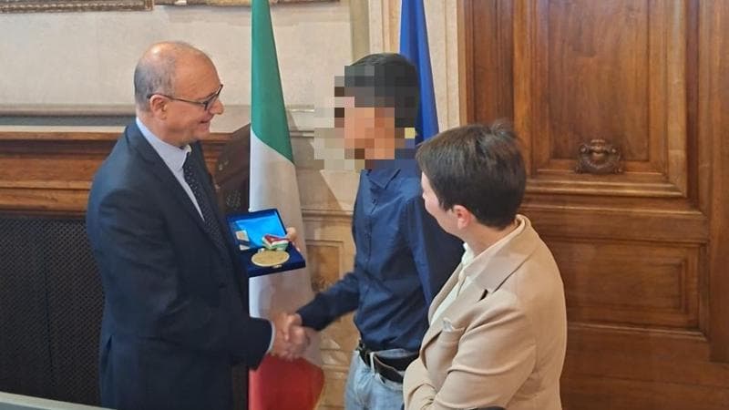 Valditara riconosce lo studente che ha soccorso l'insegnante a Bergamo: “Hai dimostrato coraggio, siamo orgogliosi di te” 2