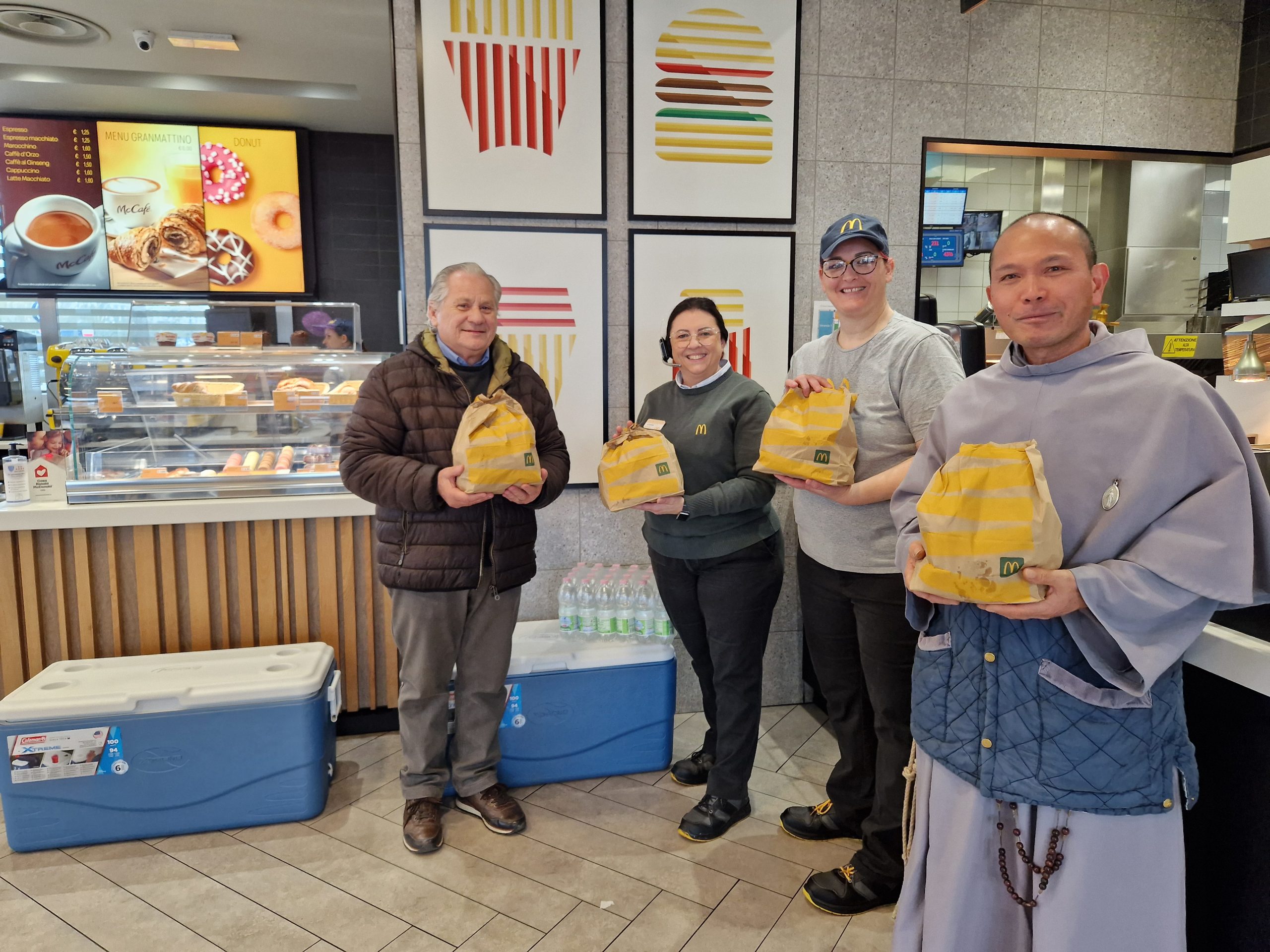 A Ferrara, McDonald's e Banco Alimentare offrono 350 pasti caldi settimanali a persone in difficoltà. 1