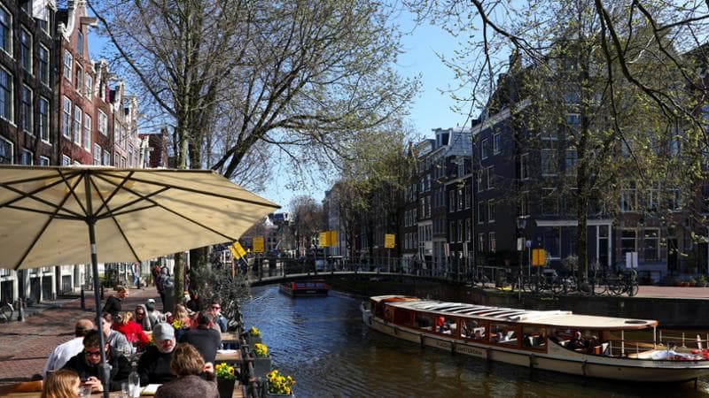 Amsterdam diventa la prima capitale globale a proibire la pubblicità di automobili, combustibili fossili e carne. 2