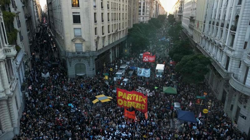 Argentina, migliaia di manifestanti scendono in strada a sostegno delle università pubbliche 2