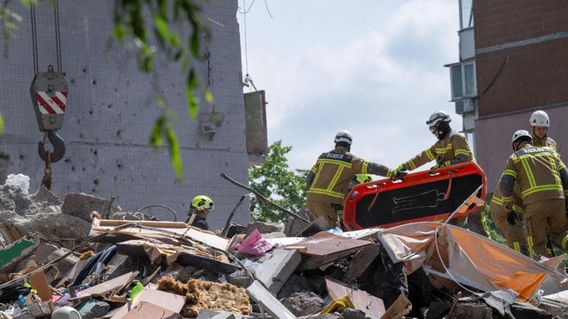 Attacchi con missili e droni in Ucraina: 16 vittime tra le macerie a Kiev. 2