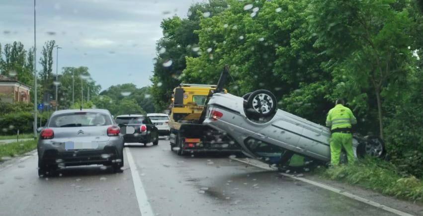 Auto esce di strada e si ribalta in via Caldirolo. 1