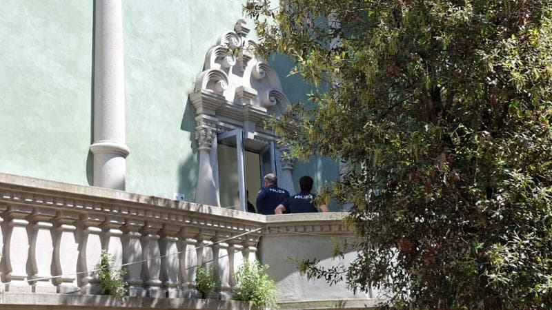 Biennale di Venezia, l'Iran si ritira. Il padiglione russo è protetto, appaiono tronchi a nasconderlo. 2