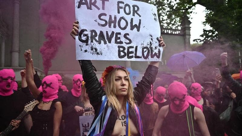 Biennale, Giuli critica Buttafuoco: “Inadeguato menzionare Mattarella”. Nuova azione delle Pussy Riot. 2
