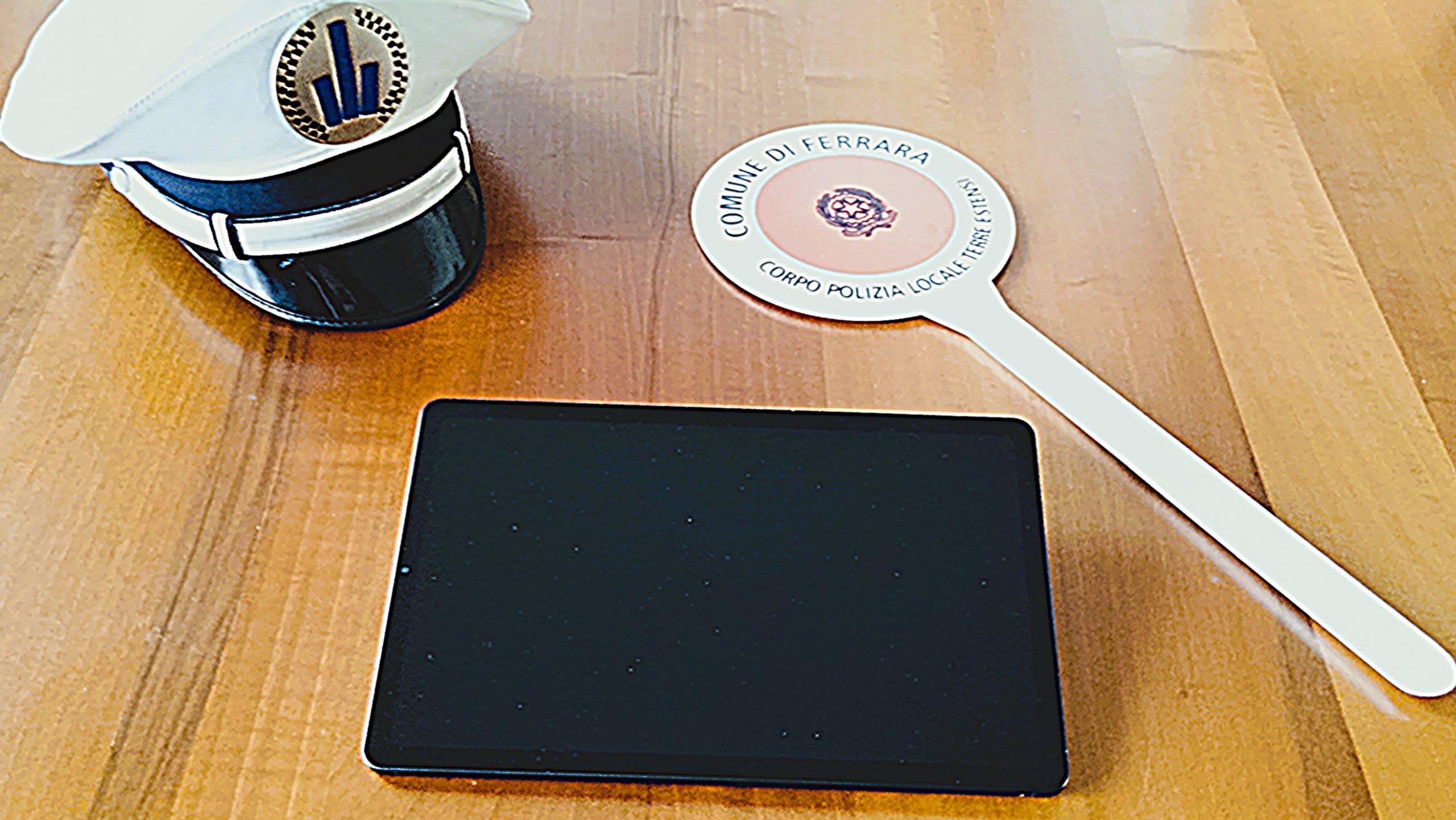 Bloccato con un joint, trovato in possesso di un tablet rubato e con un provvedimento di espulsione. 1