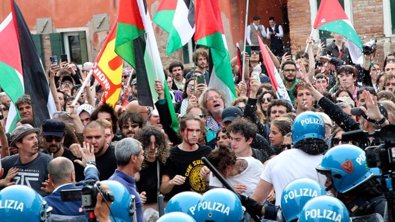Chiusura di venti padiglioni in segno di protesta contro Israele alla Biennale. Conflitti tra forze dell'ordine e sostenitori di Hamas. 2