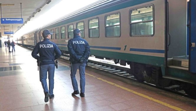Colto in flagrante mentre sottrae beni in stazione da un poliziotto non in servizio 1