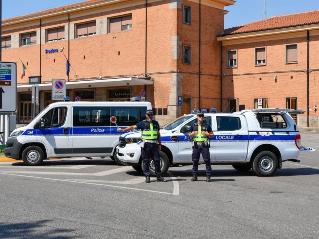 Crea il caos in stazione. Aggressioni verbali e minacce a poliziotti, operatori del 118 e passanti. 1