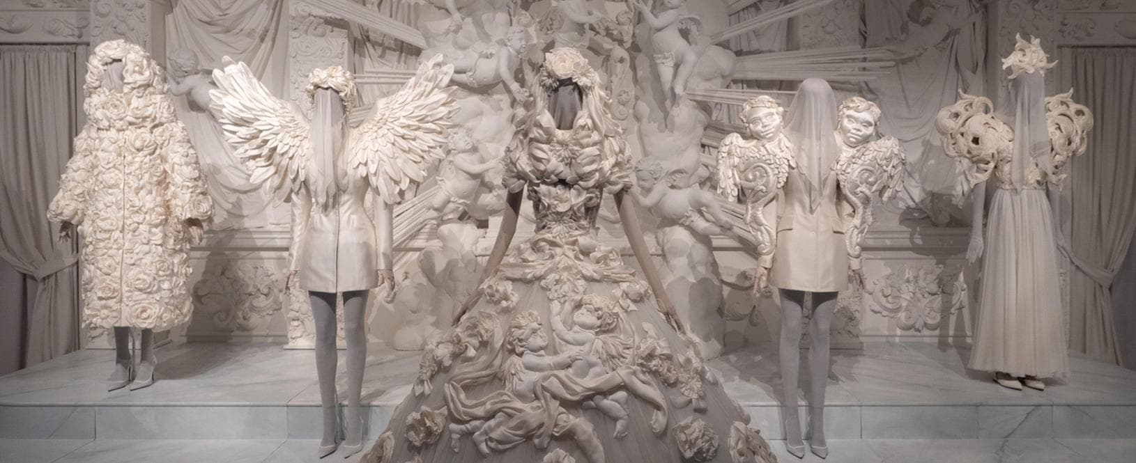 Dal cuore alle mani: l'esposizione che omaggia Dolce&Gabbana rappresenta anche un tributo alla cultura italiana. 2