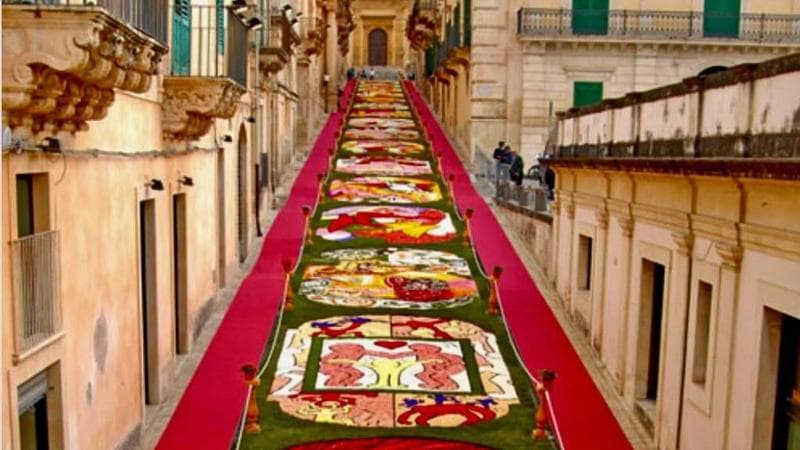 Dalla Pop Art di Warhol a Rotella, l'infiorata di Noto di quest'anno rende omaggio a questo movimento artistico. 2