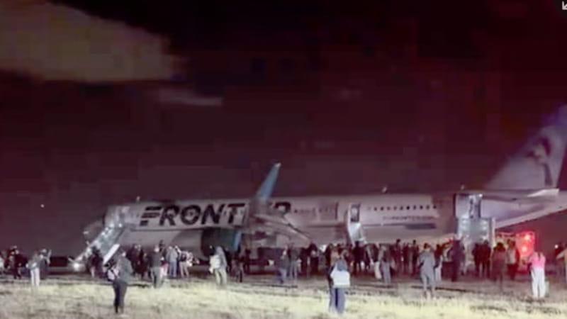 Denver, un aereo colpisce un individuo durante il decollo: la persona era oltrepassata la recinzione. 2