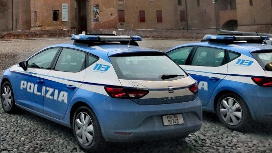 Donna scoperta con coltelli durante un alterco in strada: denunciata dalle forze dell'ordine. 1
