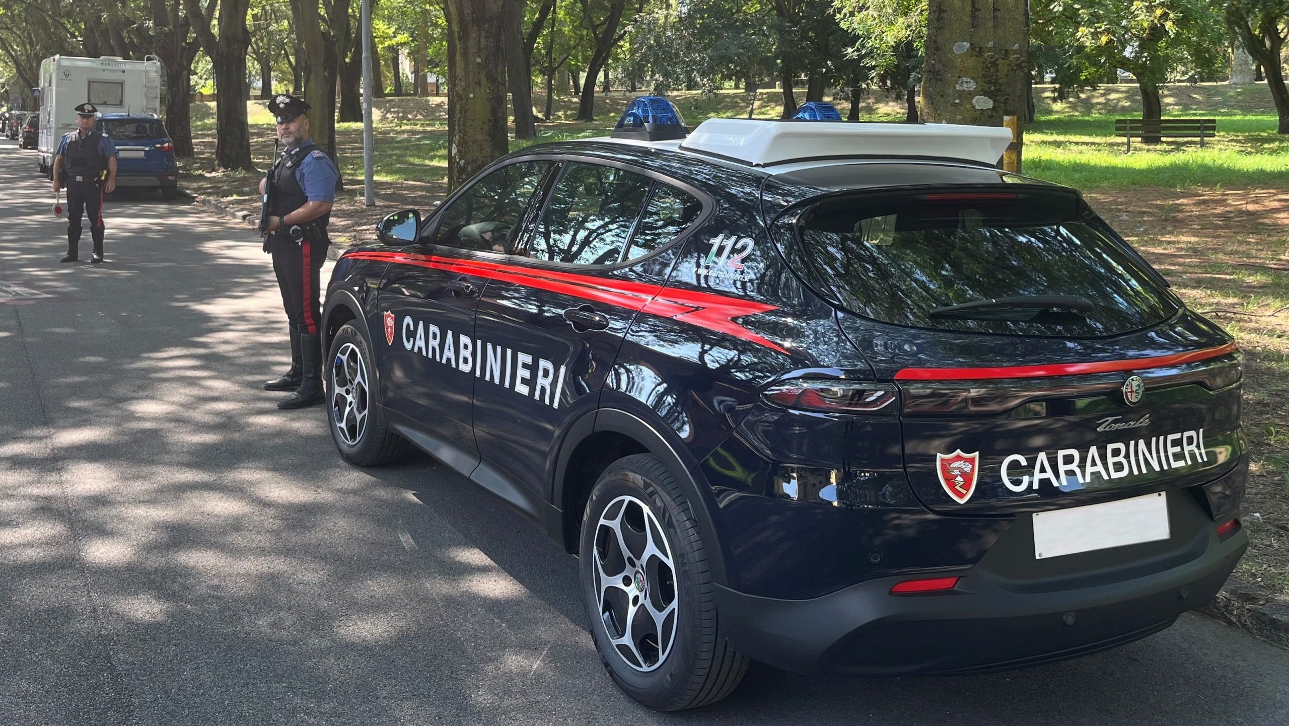 Dopo aver rubato in un supermercato, vandalizza veicoli e aggredisce i carabinieri. 1