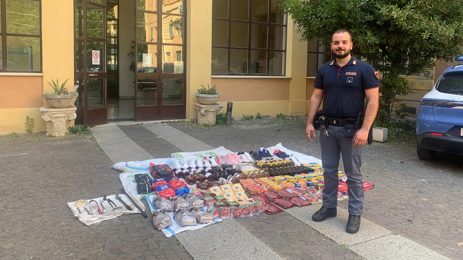 Fermati dopo l'inseguimento della polizia. Nel veicolo e nell'abitazione sono stati trovati abiti rubati e strumenti per scassinare. 1