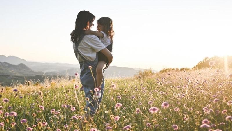 Festa della Mamma 2026: messaggi e immagini più significative da condividere per fare gli auguri 2