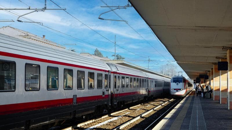 Giovani si fotografano sui binari: interrotta la circolazione ferroviaria sulla tratta Milano-Venezia. 2