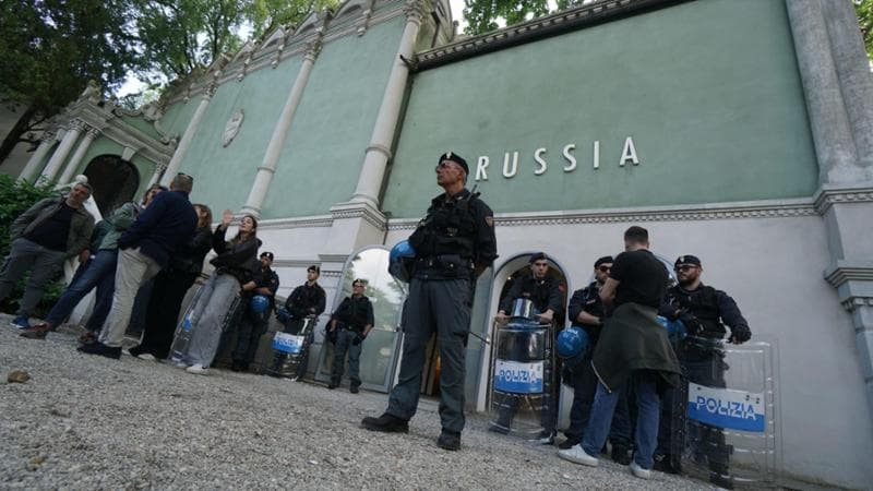 Giuli e Kiev si oppongono a Salvini, atteso oggi presso il padiglione russo. 2