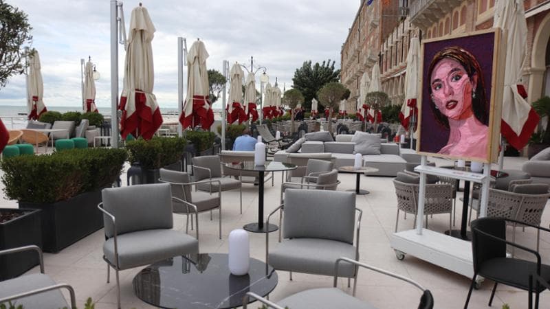 Il design italiano si distingue alla Mostra Internazionale del Cinema di Venezia presso la terrazza dell'Hotel Excelsior. 2