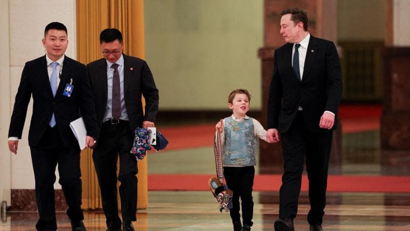 Il giovane Musk partecipa a un incontro con i due leader, mentre il padre Elon affascina i cinesi con numerosi selfie. 2