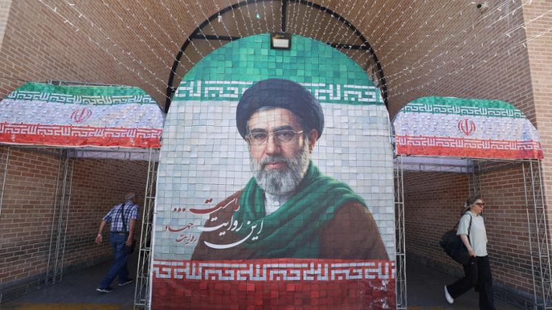 Il rientro di Khamenei: “Infortuni a ginocchio e schiena”. Tuttavia, è lui a stabilire la strategia. 2