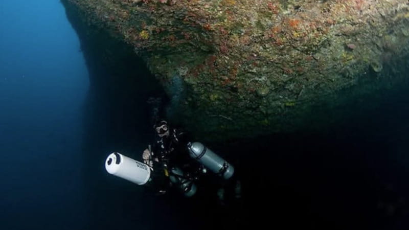 Il subacqueo esperto delle Maldive: “Quella cavità è il mio rifugio, pericolosa anche per i professionisti” 2