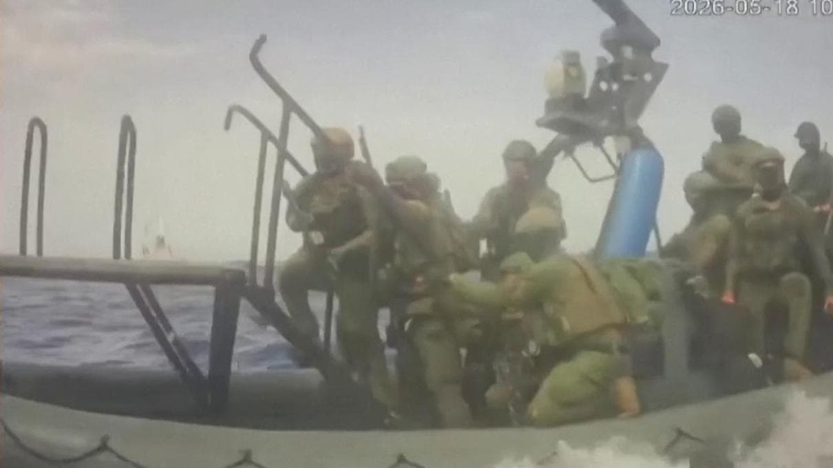 In pieno giorno, in acque internazionali, l'IDF ha bloccato la Flotilla puntando i fucili. 2