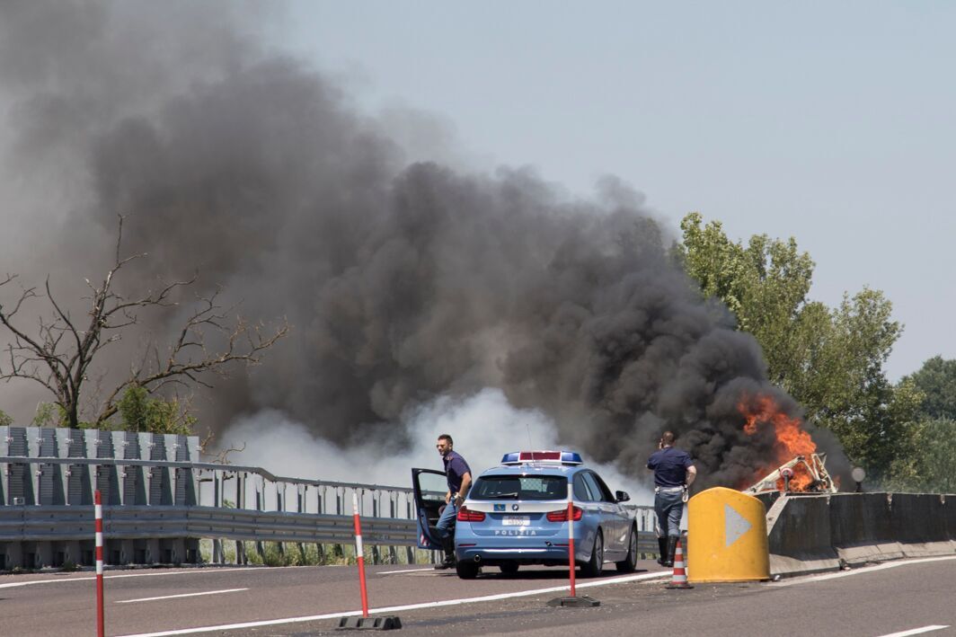 Incendio di un camion sulla A13, nessuna persona coinvolta. 1