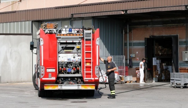 Incendio presso il centro commerciale Il Castello, coinvolto un compattatore di carta e cartone. 1