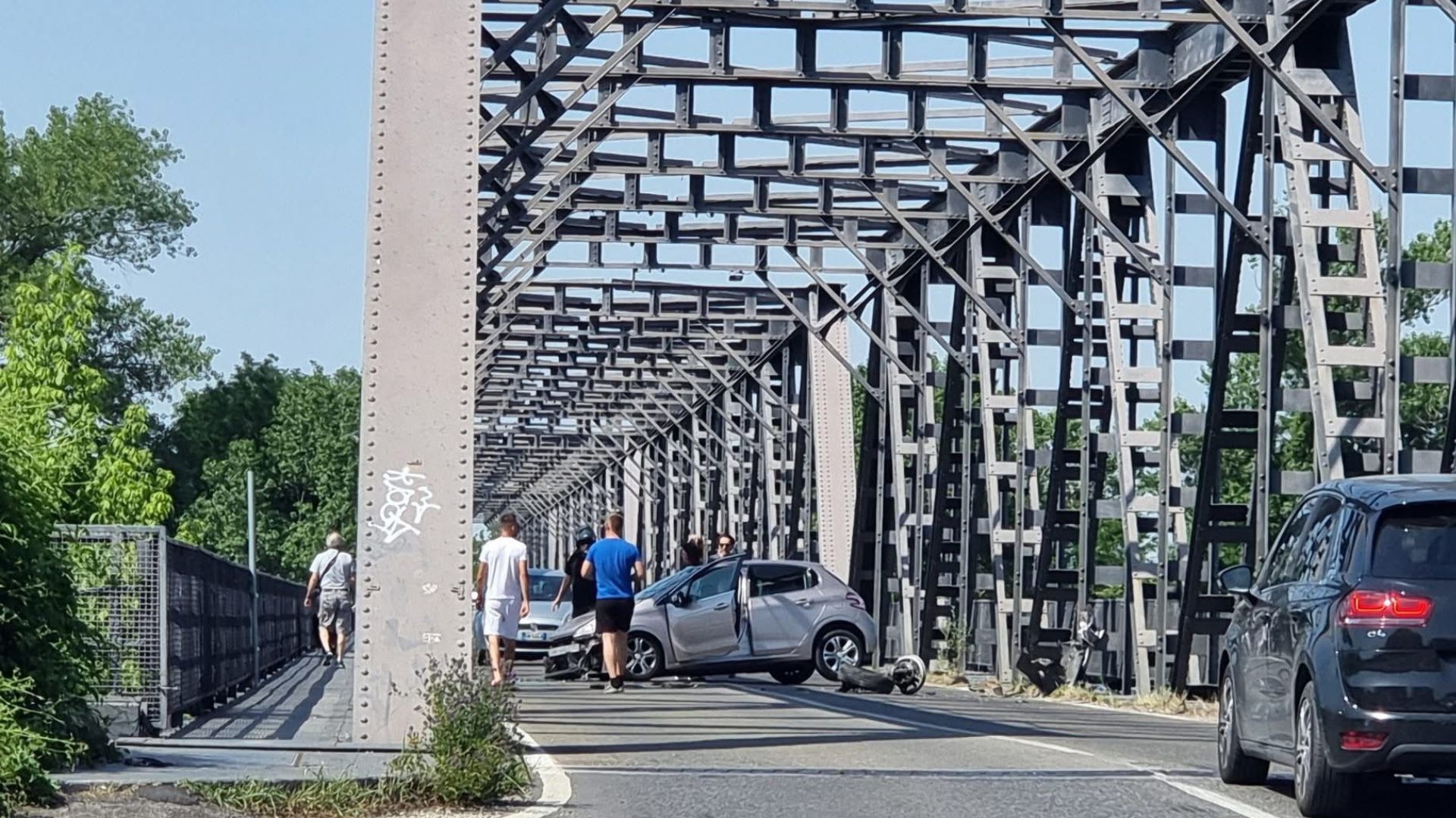 Incidente tra Pontelagoscuro e Santa Maria: auto si schianta contro un pilone del ponte, traffico bloccato. 1