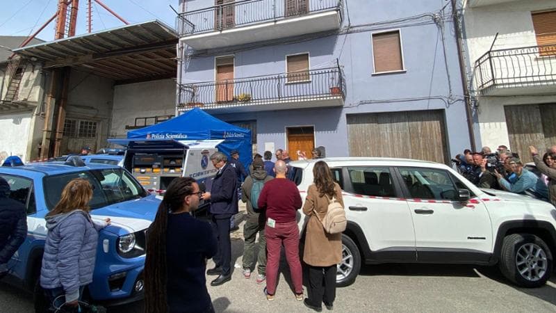 Indagini sulla casa delle vittime avvelenate con la ricina: la Scientifica preleva computer e tablet. 2