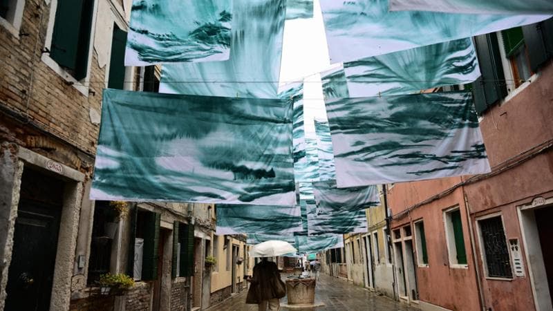 Inizio della Biennale di Venezia: tra controversie e opere d'arte, un messaggio di speranza per la pace. 2