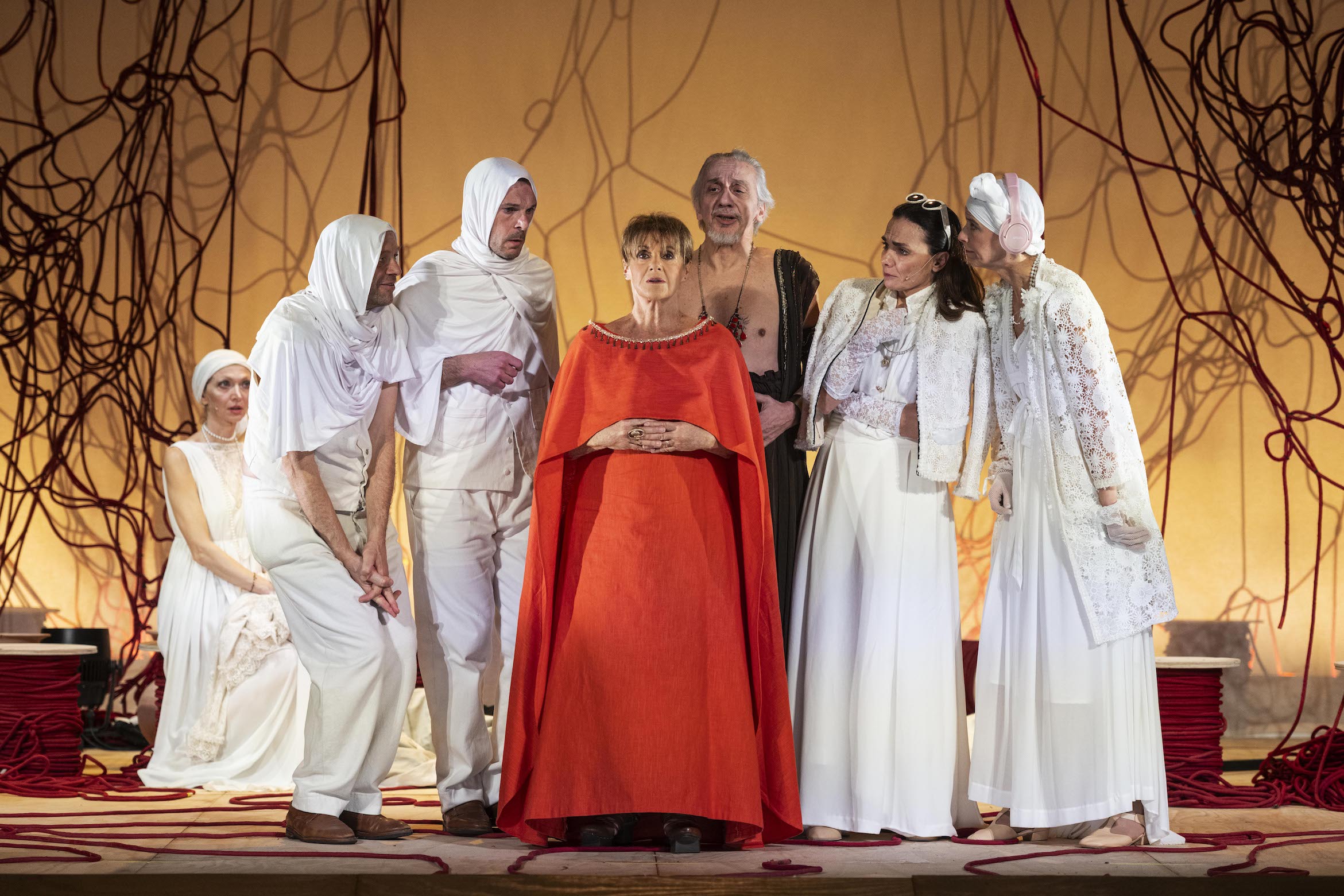 Lella Costa presenta "Lisistrata" al Teatro Comunale 1