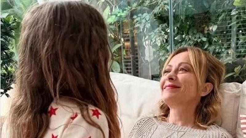 Meloni festeggia la giornata della mamma insieme alla figlia. Auguri da Salvini a Conte nel mondo politico. 2